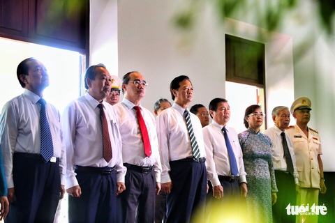 Lãnh đạo TP.HCM viếng anh hùng liệt sĩ nhân ngày thống nhất đất nước - Ảnh 10. Lãnh đạo TP.HCM viếng anh hùng liệt sĩ nhân ngày thống nhất đất nước - Ảnh 10.