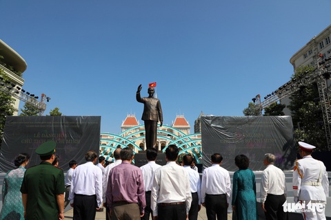 Lãnh đạo TP.HCM viếng anh hùng liệt sĩ nhân ngày thống nhất đất nước - Ảnh 15. Lãnh đạo TP.HCM viếng anh hùng liệt sĩ nhân ngày thống nhất đất nước - Ảnh 15.