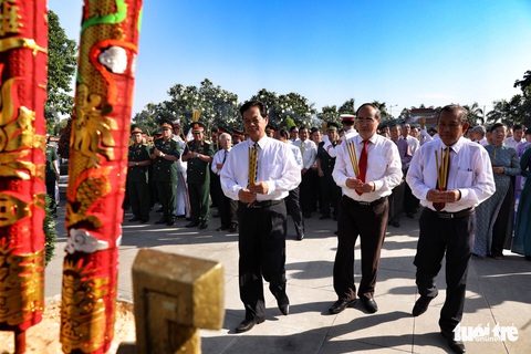 Lãnh đạo TP.HCM viếng anh hùng liệt sĩ nhân ngày thống nhất đất nước - Ảnh 1. Lãnh đạo TP.HCM viếng anh hùng liệt sĩ nhân ngày thống nhất đất nước - Ảnh 1.