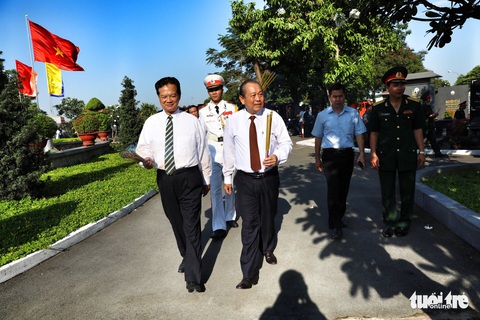 Lãnh đạo TP.HCM viếng anh hùng liệt sĩ nhân ngày thống nhất đất nước - Ảnh 5. Lãnh đạo TP.HCM viếng anh hùng liệt sĩ nhân ngày thống nhất đất nước - Ảnh 5.