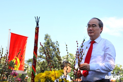 Lãnh đạo TP.HCM viếng anh hùng liệt sĩ nhân ngày thống nhất đất nước - Ảnh 6. Lãnh đạo TP.HCM viếng anh hùng liệt sĩ nhân ngày thống nhất đất nước - Ảnh 6.