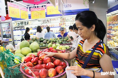 Dịp lễ, các siêu thị sôi sục... giảm giá - Ảnh 1. Dịp lễ, các siêu thị sôi sục... giảm giá - Ảnh 1.