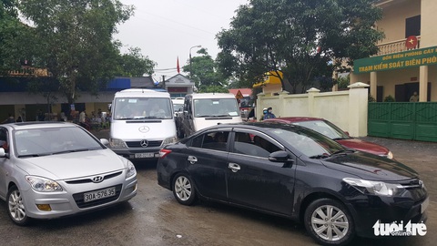 Kẹt xe về hướng Cát Bà, khách lũ lượt lội bộ đến bến phà - Ảnh 4. Kẹt xe về hướng Cát Bà, khách lũ lượt lội bộ đến bến phà - Ảnh 4.