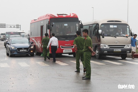 Kẹt xe về hướng Cát Bà, khách lũ lượt lội bộ đến bến phà - Ảnh 7. Kẹt xe về hướng Cát Bà, khách lũ lượt lội bộ đến bến phà - Ảnh 7.