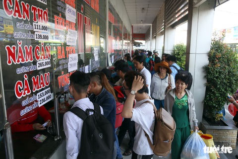 Người dân đi nghỉ lễ, các cửa ngõ Sài Gòn lại ùn tắc - Ảnh 2. Người dân đi nghỉ lễ, các cửa ngõ Sài Gòn lại ùn tắc - Ảnh 2.