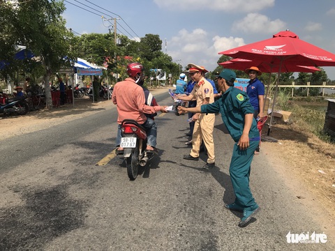 CSGT vùng biên lập trạm dừng chân dã chiến cho bà con về quê - Ảnh 1. CSGT vùng biên lập trạm dừng chân dã chiến cho bà con về quê - Ảnh 1.