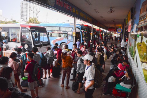 Khách nườm nượp đổ ra bến xe đi nghỉ lễ - Ảnh 1. Khách nườm nượp đổ ra bến xe đi nghỉ lễ - Ảnh 1.