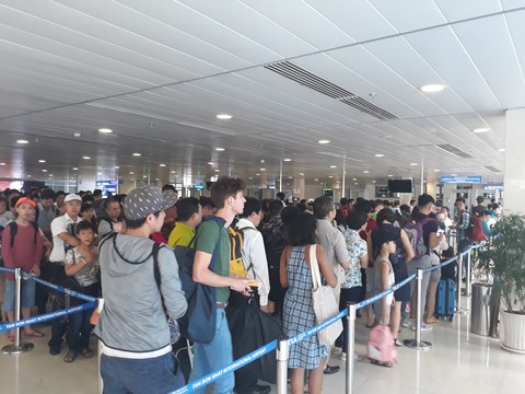 Khách mệt mỏi, rồng rắn đợi qua cửa an ninh sân bay - Ảnh 3. Khách mệt mỏi, rồng rắn đợi qua cửa an ninh sân bay - Ảnh 3.