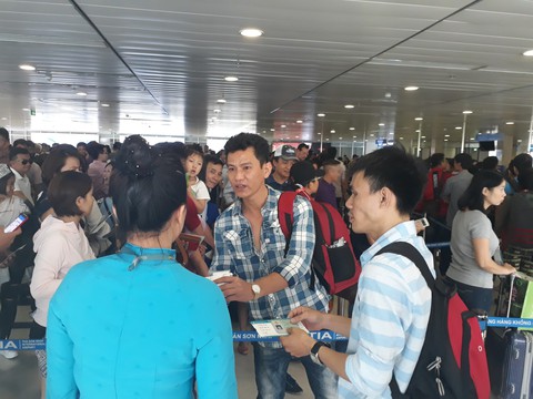 Khách mệt mỏi, rồng rắn đợi qua cửa an ninh sân bay - Ảnh 1. Khách mệt mỏi, rồng rắn đợi qua cửa an ninh sân bay - Ảnh 1.