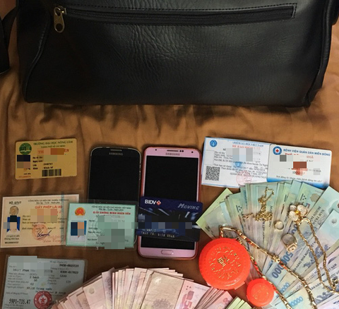 Tàu SE9 liên tiếp nhặt và trả lại tư trang cho hành khách - Ảnh 1. Tàu SE9 liên tiếp nhặt và trả lại tư trang cho hành khách - Ảnh 1.