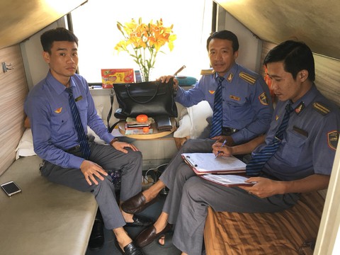 Tàu SE9 liên tiếp nhặt và trả lại tư trang cho hành khách - Ảnh 2. Tàu SE9 liên tiếp nhặt và trả lại tư trang cho hành khách - Ảnh 2.