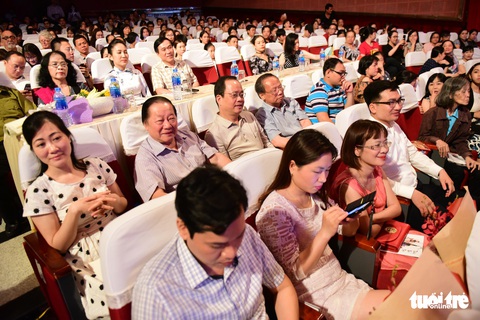 Trăm năm cải lương xúc động đêm diễn tôn vinh thầy Ba Đợi - Ảnh 3. Trăm năm cải lương xúc động đêm diễn tôn vinh thầy Ba Đợi - Ảnh 3.
