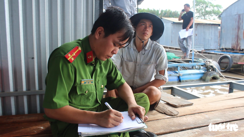 Phát hiện đò du lịch trôi dạt trên sông Tiền, cô lái đò mất tích - Ảnh 2. Phát hiện đò du lịch trôi dạt trên sông Tiền, cô lái đò mất tích - Ảnh 2.