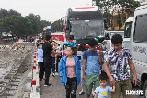 Nghỉ lễ 30-4: Du khách đổ ra biển - Ảnh 4. Nghỉ lễ 30-4: Du khách đổ ra biển - Ảnh 4.