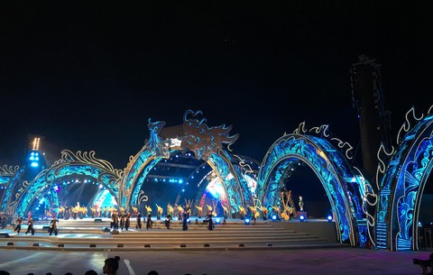 Rực rỡ sắc màu đêm Carnaval Hạ Long - Ảnh 2. Rực rỡ sắc màu đêm Carnaval Hạ Long - Ảnh 2.