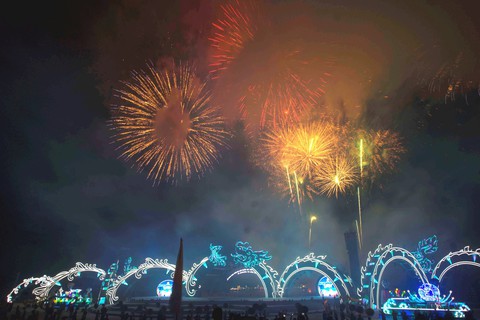 Rực rỡ sắc màu đêm Carnaval Hạ Long - Ảnh 5. Rực rỡ sắc màu đêm Carnaval Hạ Long - Ảnh 5.