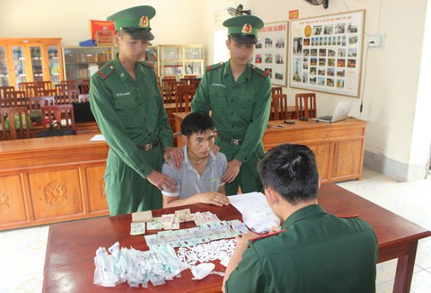 Bắt đầu nậu ôm 200 tép ma túy bán cho công nhân - Ảnh 1. Bắt đầu nậu ôm 200 tép ma túy bán cho công nhân - Ảnh 1.