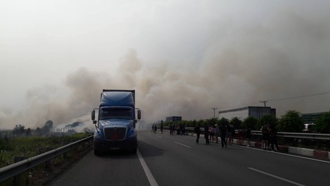 Khói mù mịt, nhiều xe tông nhau trên cao tốc TP.HCM - Long Thành - Ảnh 7. Khói mù mịt, nhiều xe tông nhau trên cao tốc TP.HCM - Long Thành - Ảnh 7.