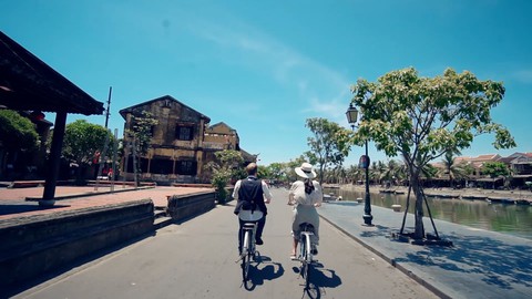 Á hậu Thanh Tú tóc muối tiêu trong MV của Kyo York - Ảnh 5. Á hậu Thanh Tú tóc muối tiêu trong MV của Kyo York - Ảnh 5.