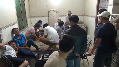 Bắt tại chỗ cán bộ thuế và ngân hàng đánh bạc ăn tiền - Ảnh 1. Bắt tại chỗ cán bộ thuế và ngân hàng đánh bạc ăn tiền - Ảnh 1.