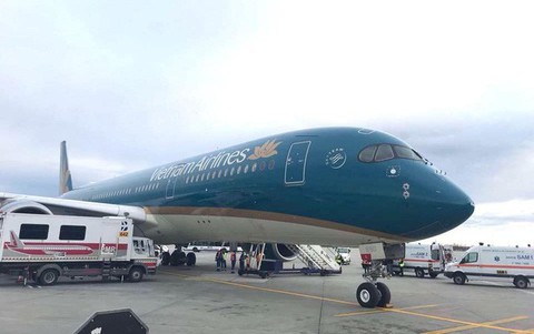 Máy bay Vietnam Airlines hạ cánh khẩn ở Romania cấp cứu khách - Ảnh 1. Máy bay Vietnam Airlines hạ cánh khẩn ở Romania cấp cứu khách - Ảnh 1.