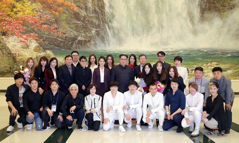 Ông Kim Jong Un vỗ tay theo K-pop: xuân về với Triều Tiên? - Ảnh 1. Ông Kim Jong Un vỗ tay theo K-pop: xuân về với Triều Tiên? - Ảnh 1.