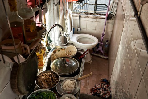 Cuộc sống trong những quan tài ở Hong Kong - Ảnh 11. Cuộc sống trong những quan tài ở Hong Kong - Ảnh 11.