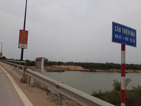 Nhảy cầu cứu cô gái gieo mình xuống sông Chu - Ảnh 2. Nhảy cầu cứu cô gái gieo mình xuống sông Chu - Ảnh 2.