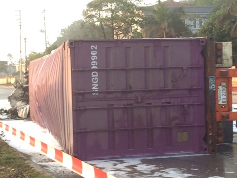 Hai người mắc kẹt, chết trong cabin xe container bốc cháy - Ảnh 2. Hai người mắc kẹt, chết trong cabin xe container bốc cháy - Ảnh 2.