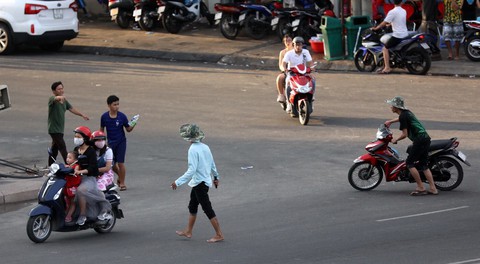 Nhân viên bãi giữ xe rượt đánh du khách - Ảnh 4. Nhân viên bãi giữ xe rượt đánh du khách - Ảnh 4.