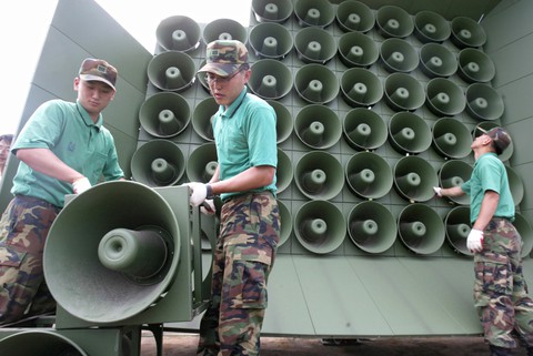 Triều Tiên cũng bắt đầu tháo dỡ loa phóng thanh ở biên giới - Ảnh 1. Triều Tiên cũng bắt đầu tháo dỡ loa phóng thanh ở biên giới - Ảnh 1.
