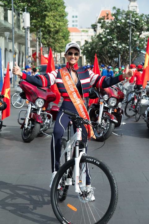 HHen Niê đạp xe đón đoàn đua cúp truyền hình ngày 30-4 - Ảnh 2. HHen Niê đạp xe đón đoàn đua cúp truyền hình ngày 30-4 - Ảnh 2.