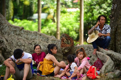 Người Sài Gòn mắc võng trốn nắng ở Thảo cầm viên - Ảnh 8. Người Sài Gòn mắc võng trốn nắng ở Thảo cầm viên - Ảnh 8.