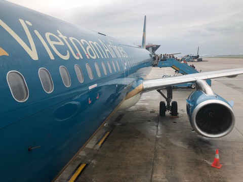 Máy bay Vietnam Airlines hỏng 2 lần, khách vật vờ chờ bay - Ảnh 1. Máy bay Vietnam Airlines hỏng 2 lần, khách vật vờ chờ bay - Ảnh 1.