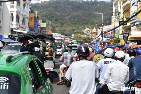 Biển người chật kín trong lăng miếu Núi Sam - Ảnh 1. Biển người chật kín trong lăng miếu Núi Sam - Ảnh 1.