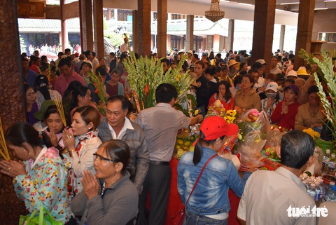 Biển người chật kín trong lăng miếu Núi Sam - Ảnh 4. Biển người chật kín trong lăng miếu Núi Sam - Ảnh 4.
