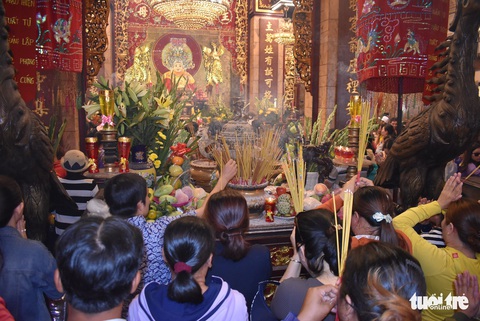 Biển người chật kín trong lăng miếu Núi Sam - Ảnh 3. Biển người chật kín trong lăng miếu Núi Sam - Ảnh 3.