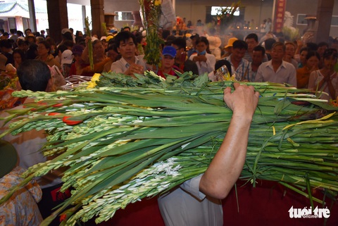Biển người chật kín trong lăng miếu Núi Sam - Ảnh 5. Biển người chật kín trong lăng miếu Núi Sam - Ảnh 5.
