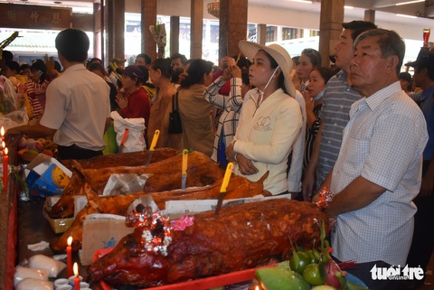 Biển người chật kín trong lăng miếu Núi Sam - Ảnh 6. Biển người chật kín trong lăng miếu Núi Sam - Ảnh 6.