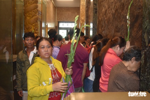 Biển người chật kín trong lăng miếu Núi Sam - Ảnh 7. Biển người chật kín trong lăng miếu Núi Sam - Ảnh 7.