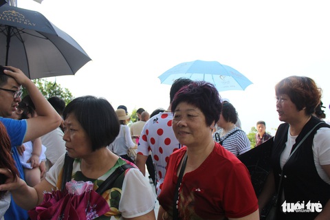 Nghỉ lễ 30-4 đúng rằm, khách thăm chùa Linh Ứng đông nghẹt - Ảnh 9. Nghỉ lễ 30-4 đúng rằm, khách thăm chùa Linh Ứng đông nghẹt - Ảnh 9.