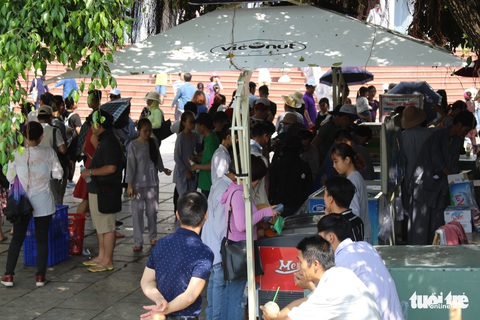 Nghỉ lễ 30-4 đúng rằm, khách thăm chùa Linh Ứng đông nghẹt - Ảnh 10. Nghỉ lễ 30-4 đúng rằm, khách thăm chùa Linh Ứng đông nghẹt - Ảnh 10.