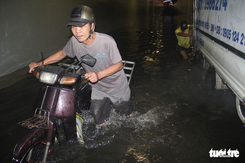 Hầm chui Đà Nẵng thành sông sau cơn mưa đêm - Ảnh 1. Hầm chui Đà Nẵng thành sông sau cơn mưa đêm - Ảnh 1.