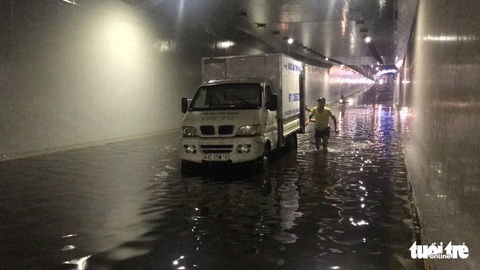 Hầm chui Đà Nẵng thành sông sau cơn mưa đêm - Ảnh 7. Hầm chui Đà Nẵng thành sông sau cơn mưa đêm - Ảnh 7.