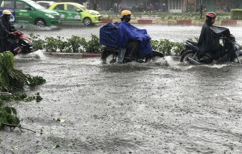 Vừa mưa giải nhiệt, nhiều đường Sài Gòn đã ngập sâu - Ảnh 4. Vừa mưa giải nhiệt, nhiều đường Sài Gòn đã ngập sâu - Ảnh 4.