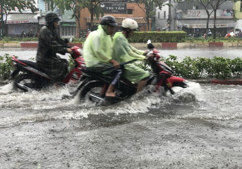 Vừa mưa giải nhiệt, nhiều đường Sài Gòn đã ngập sâu - Ảnh 3. Vừa mưa giải nhiệt, nhiều đường Sài Gòn đã ngập sâu - Ảnh 3.