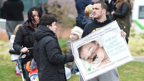 Facebook sửa thuật toán, tạo ra đội quân nửa triệu người cứu bé Alfie Evans - Ảnh 3. Facebook sửa thuật toán, tạo ra đội quân nửa triệu người cứu bé Alfie Evans - Ảnh 3.