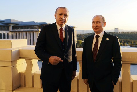 Tổng thống Thổ Nhĩ Kỳ giành người đẹp với ông Putin - Ảnh 2. Tổng thống Thổ Nhĩ Kỳ giành người đẹp với ông Putin - Ảnh 2.