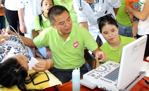 Bác sĩ Nguyễn Lân Hiếu và áp lực con ông này, cháu ông nọ - Ảnh 1. Bác sĩ Nguyễn Lân Hiếu và áp lực con ông này, cháu ông nọ - Ảnh 1.