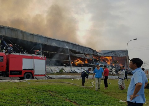 Cháy lớn tại kho sợi trong khu công nghiệp ở Móng Cái - Ảnh 4. Cháy lớn tại kho sợi trong khu công nghiệp ở Móng Cái - Ảnh 4.